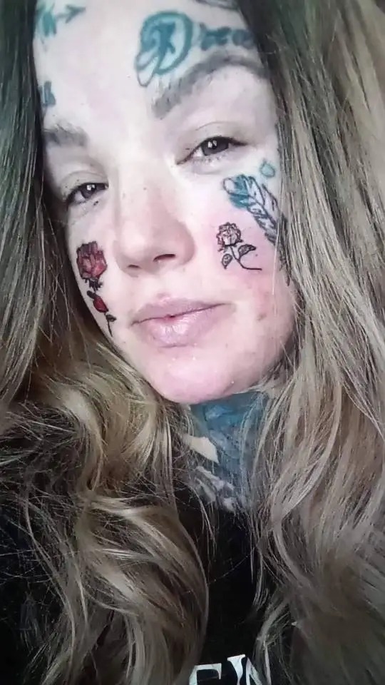 Mujer con 800 tatuajes trabajo