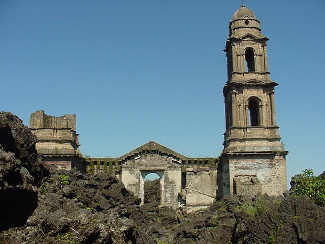 Pueblos fantasma en México San Juan Parangaricutiro