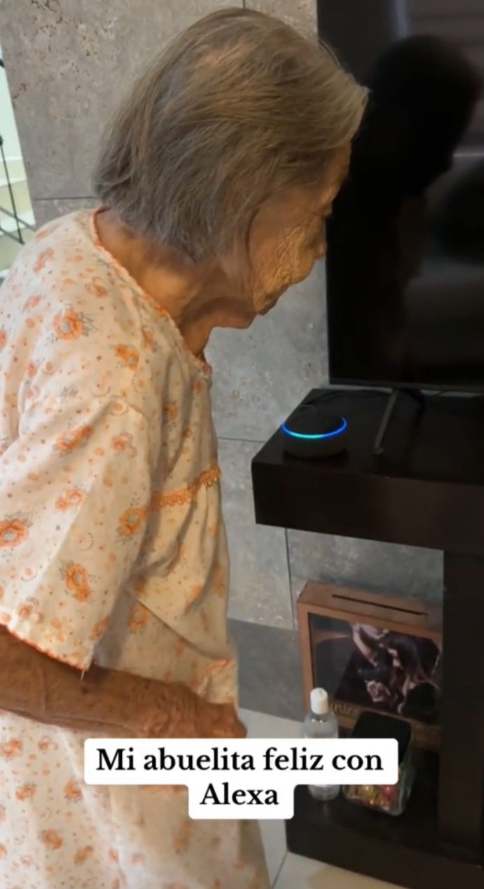 Abuelita se hace viral al interactuar con Alexa