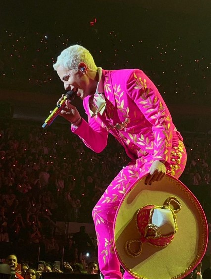 Christian Chávez usa traje rosa en concierto de RBD
