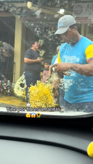 cliente sorprende vendedor pintando flores de amarillo 