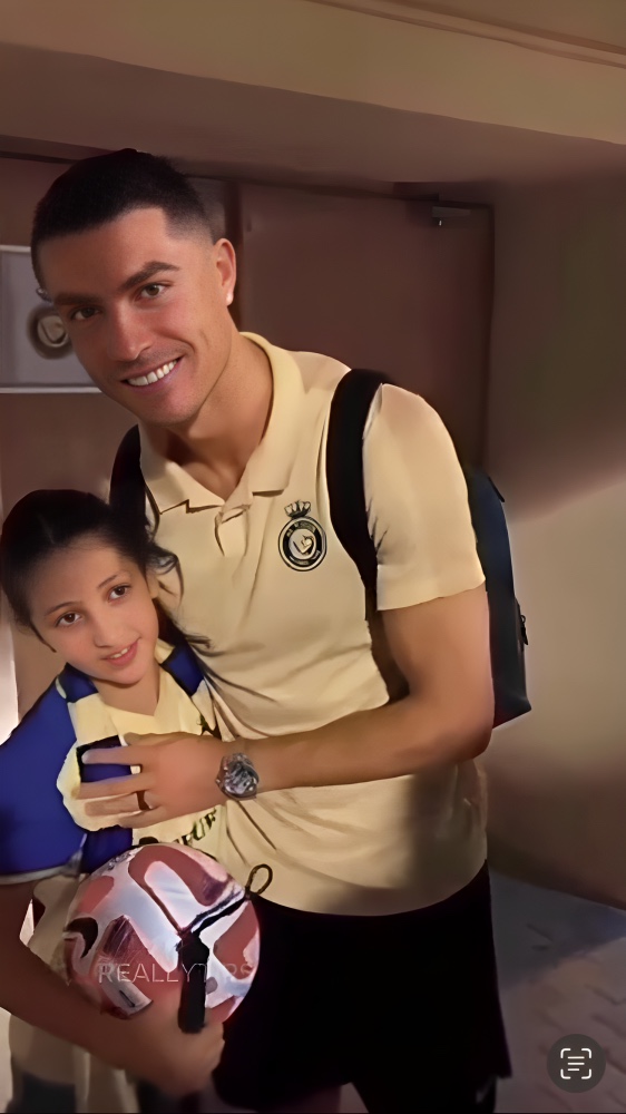 Cristiano Ronaldo protagoniza video con niña invidente