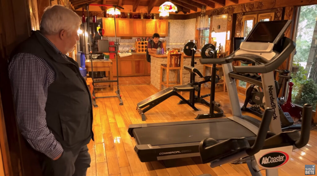 Jaime Maussan. Así es su lujosa casa en el bosque |VIDEO