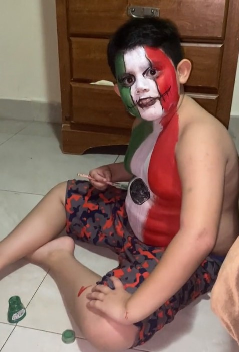 Niño se pinta la bandera de México en todo el cuerpo
