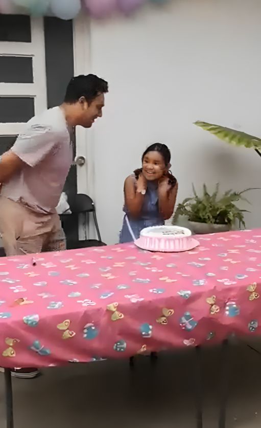 Papá es criticado por patear a hija contra el pastel