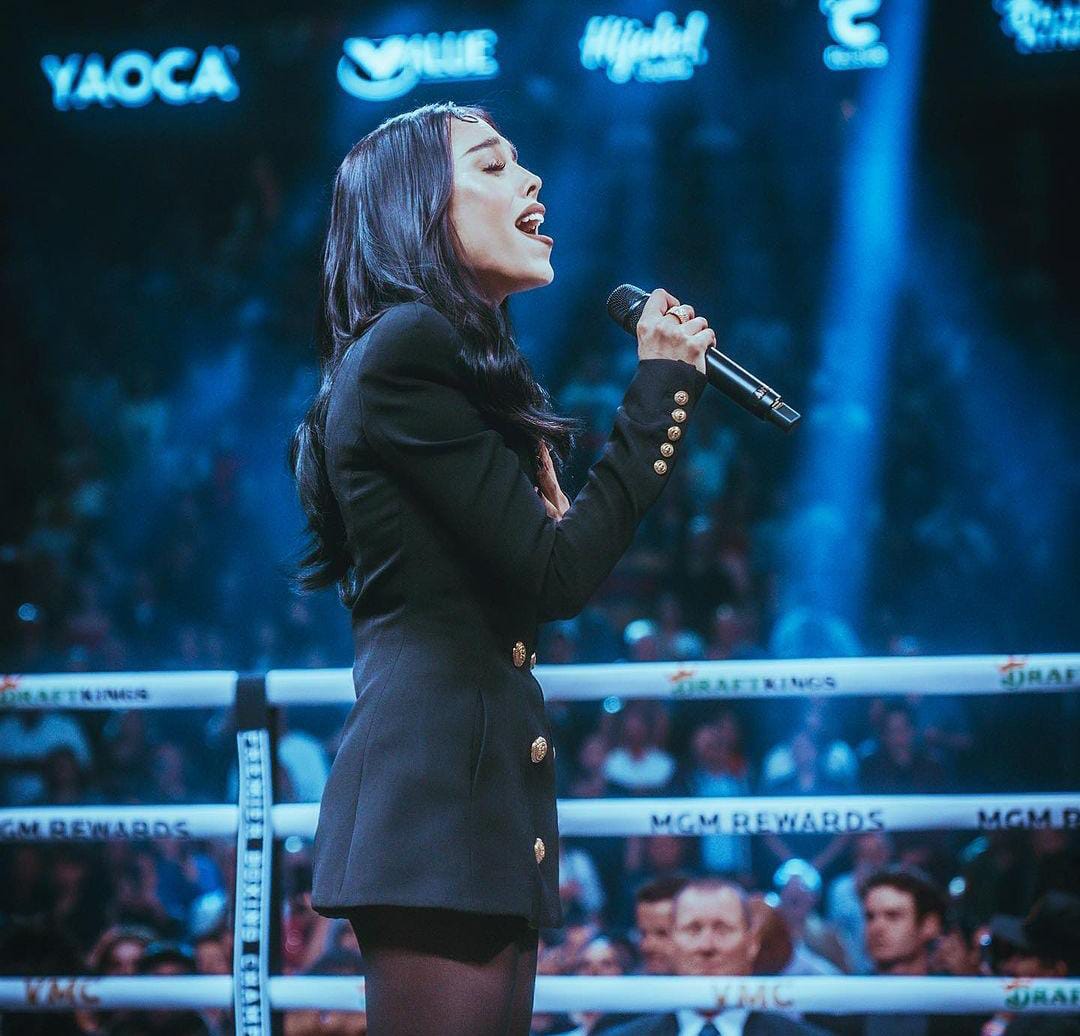Danna Paola cantó el himno nacional previo a la pelea de Canelo