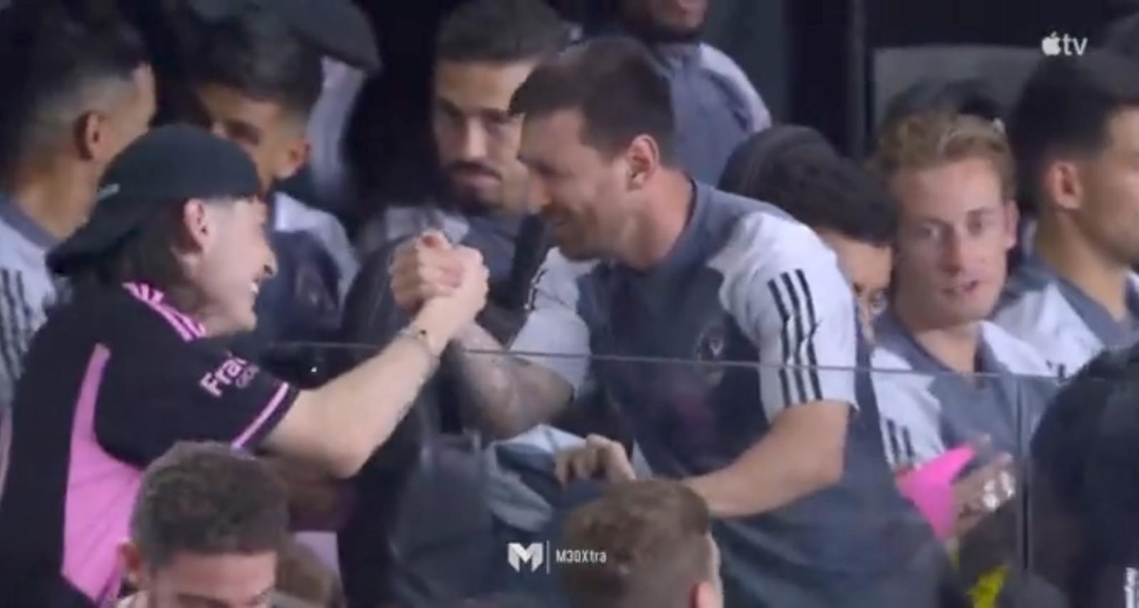 Lionel Messi saluda a Peso Pluma
