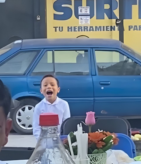 Niño canta la melodía 'Bye' de Peso Pluma 
