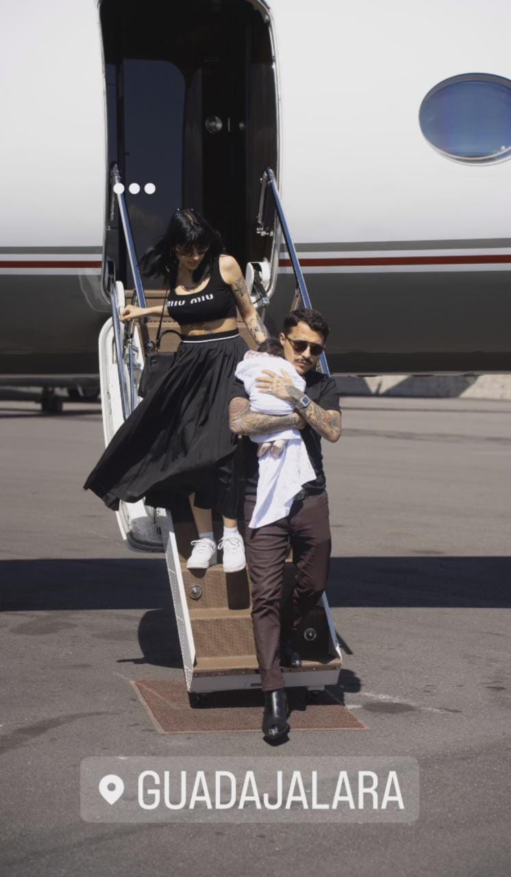 Nodal y Cazzu aterrizan junto a su hija en Guadalajara