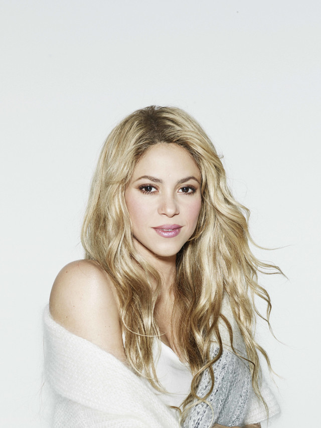 Shakira es criticada po empujar a mujer en video