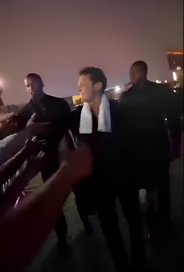 Tras finalizar concierto Luis Miguel sale a saludar a fans