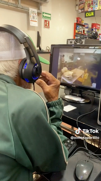 Abuelito va a café internet para ver películas