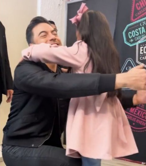 Carlos Rivera abrazó a fan