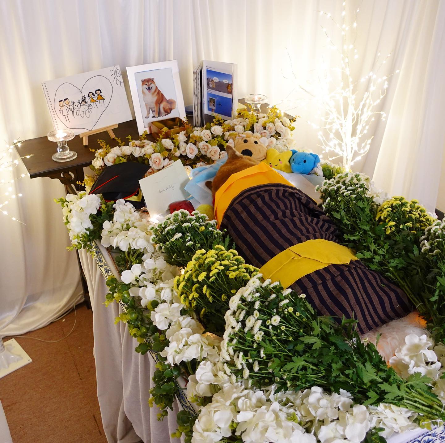 Cheems estuvo rodeado de flores y condolencias