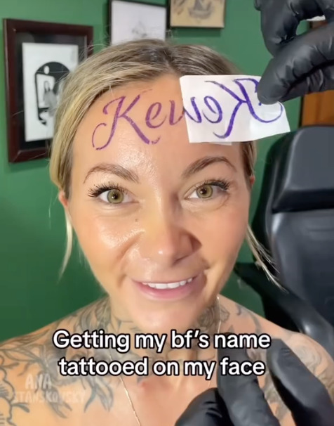 Joven se tatúa el nombre de su novio 