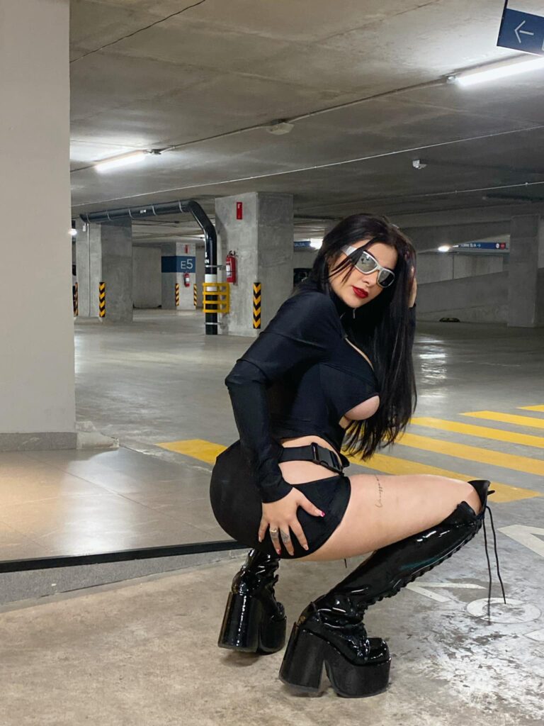 Karely Ruiz se regala auto de lujo