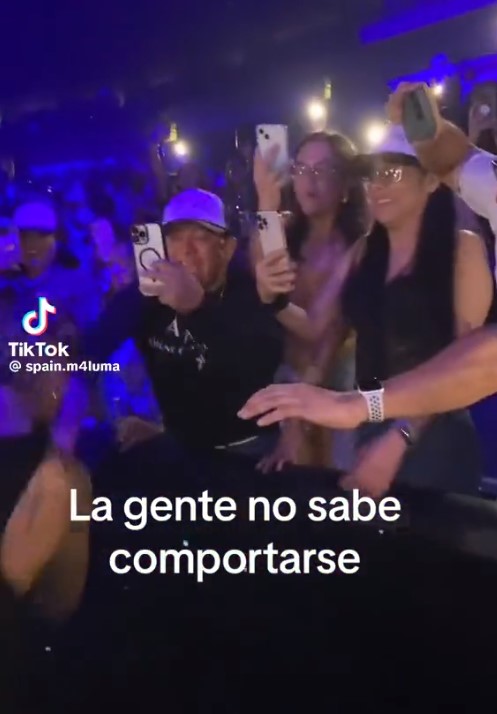 Fan le aprieta la mano a Maluma tras concierto