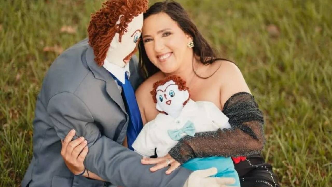 Mujer casada con muñeco espera hijo