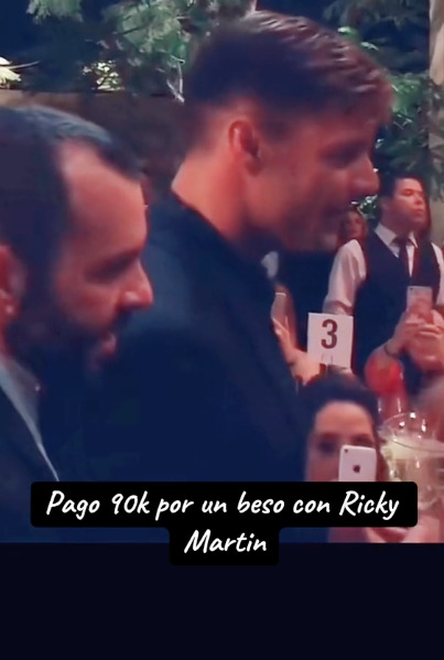 Mujer paga millonaria cifra por beso de Ricky Martin