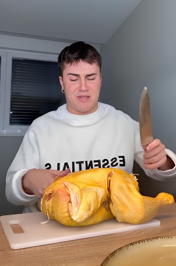 Tras varios intento el joven consigue cortar el pollo