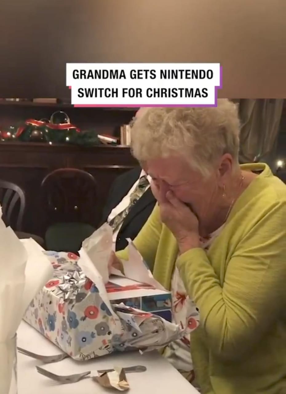 Abuelita recibe nintendo switch de regalo navideño