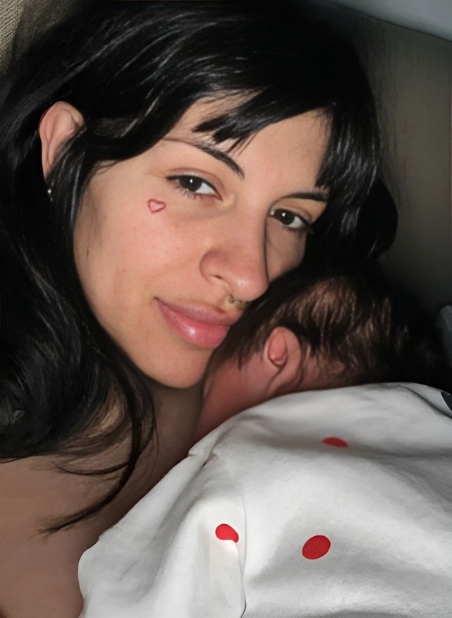 Internautas critican a cazzu por no revelar el rostro de su bebé