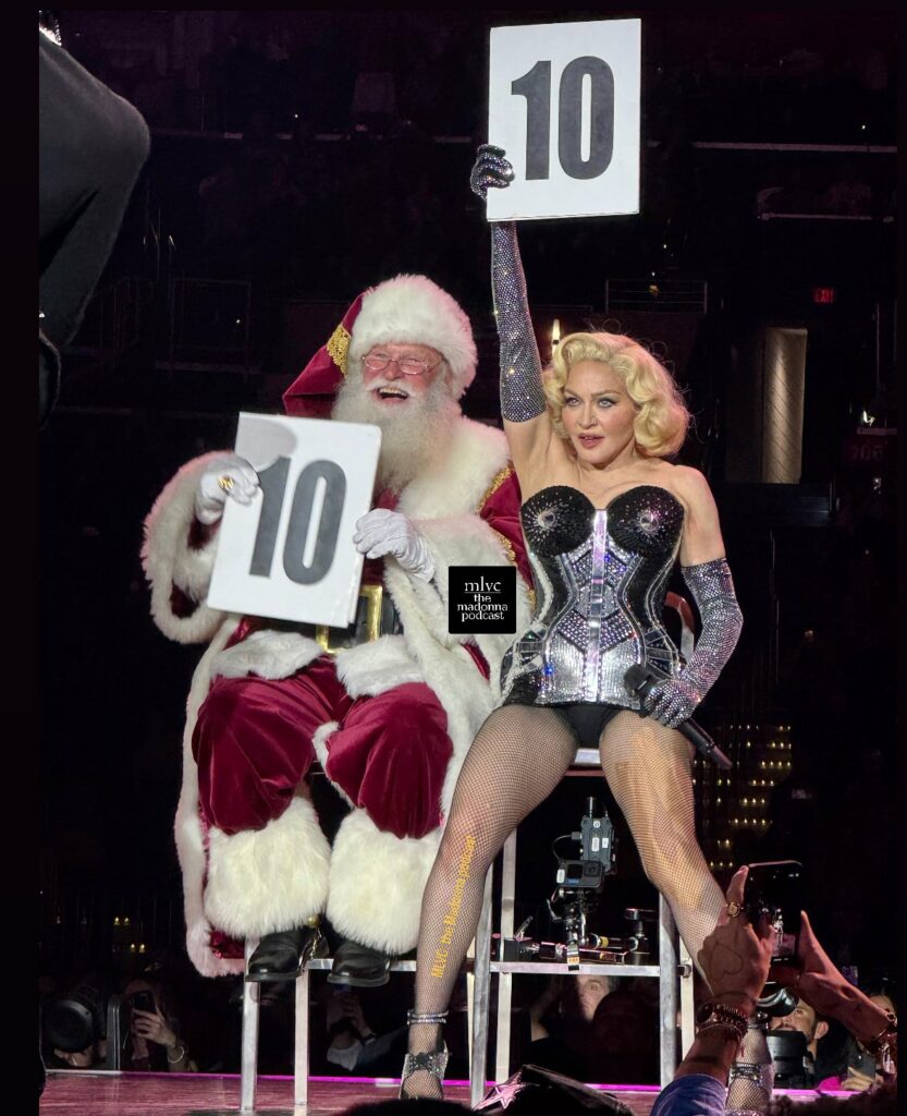 Santa Claus cae en concierto de Madonna 