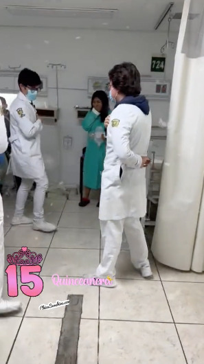 Médicos del IMSS bailan vals con quinceañera hospitalizada