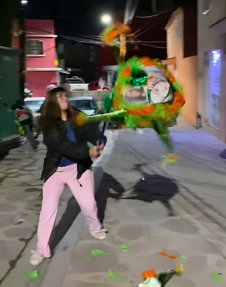 Mujer golpea piñata
