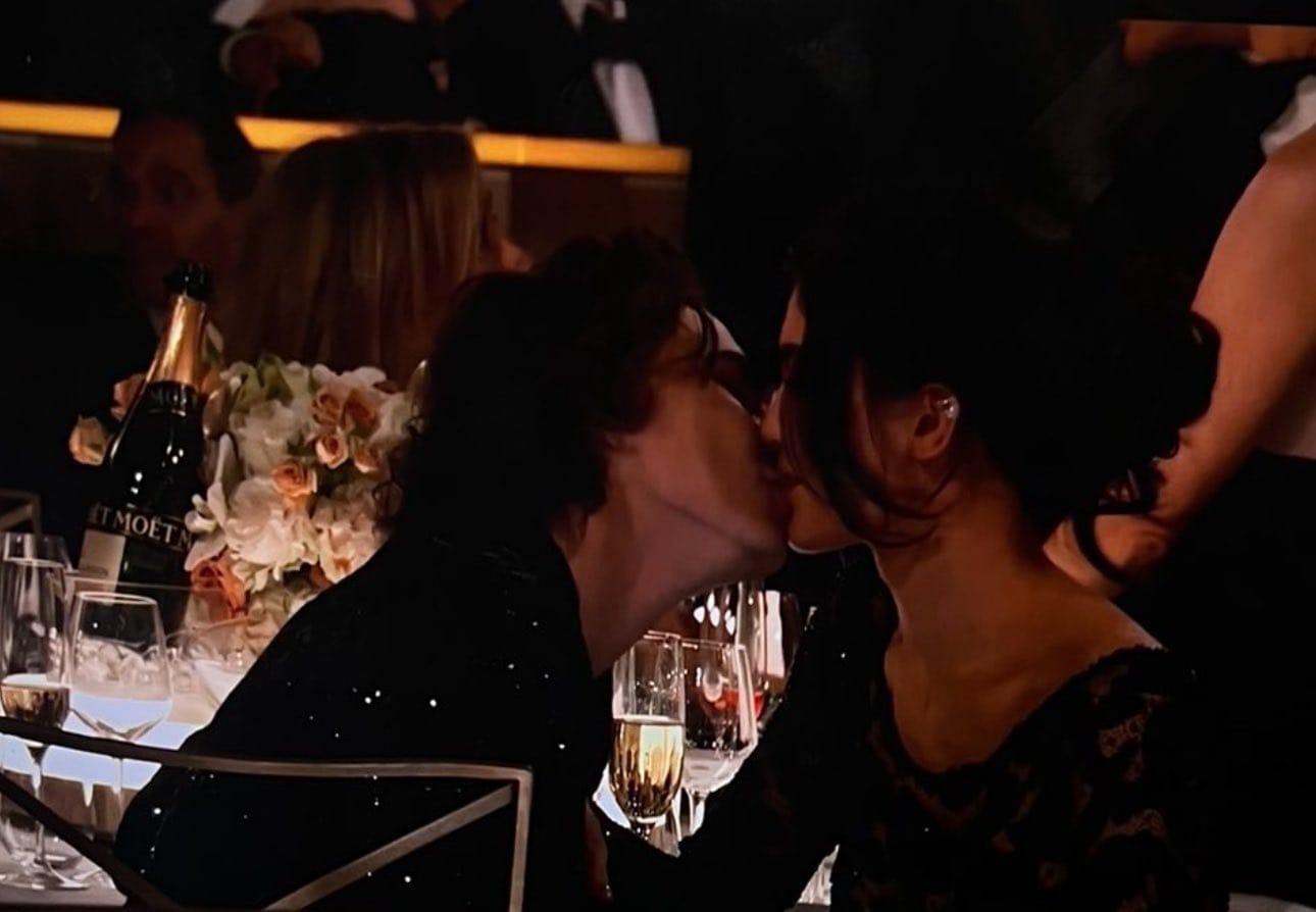 Timothée Chalamet y Kylie Jenner se besan en los Globos de Oro