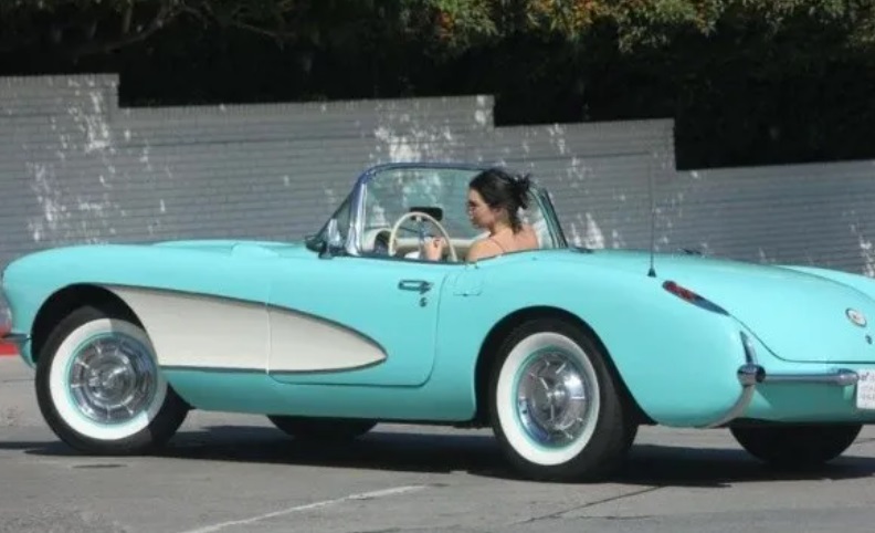 Kendall Jenner tiene un Chevrolet Corvette 1957