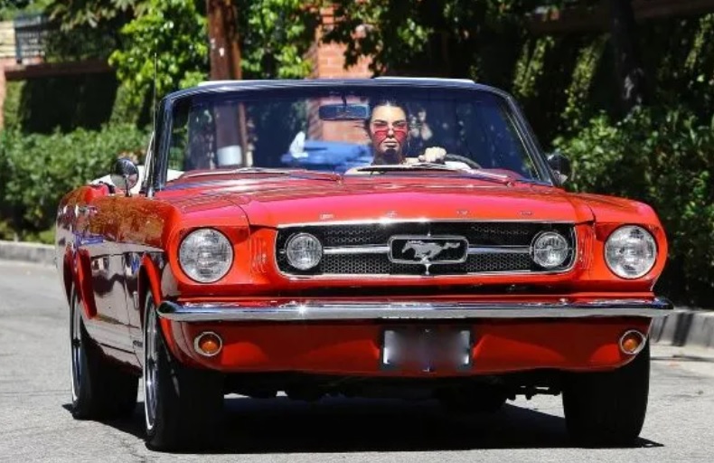 Kendall Jenner y su Ford Mustang Convertible 1965