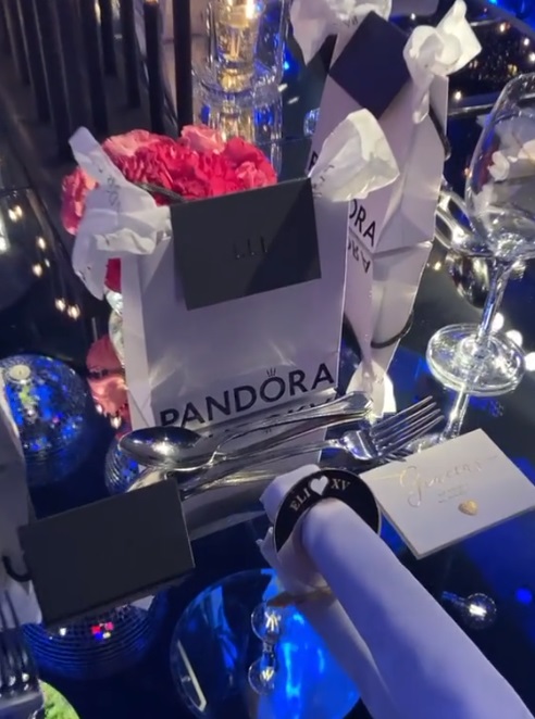 Quinceañera da regalos de Pandora en fiesta