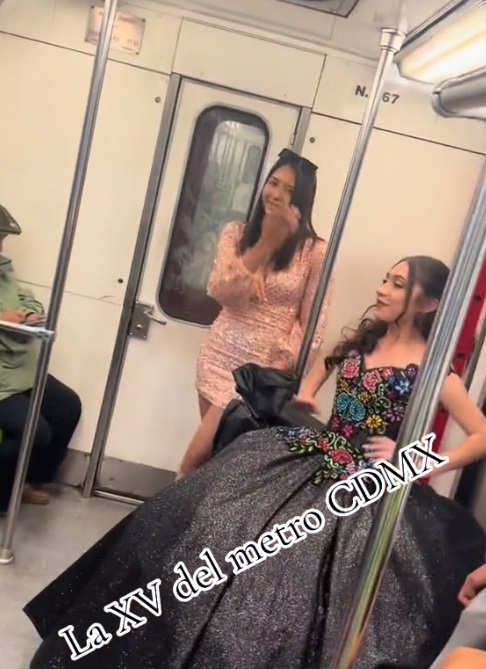 Quinceañera viaja en Metro de CDMX