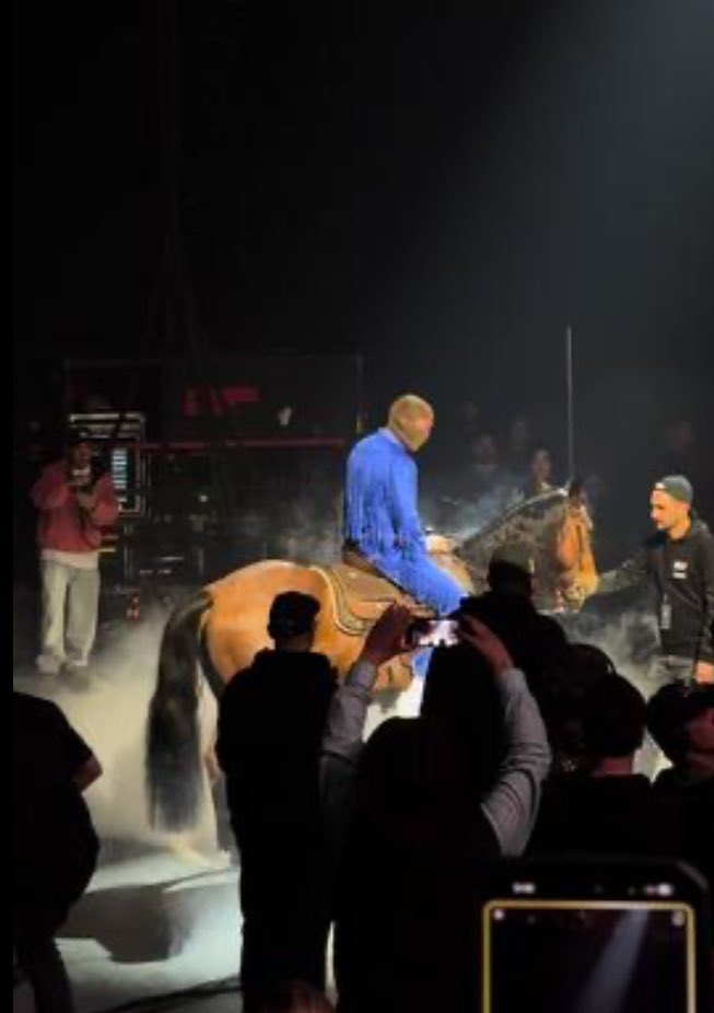 Bad Bunny entra a concierto montado en caballo 