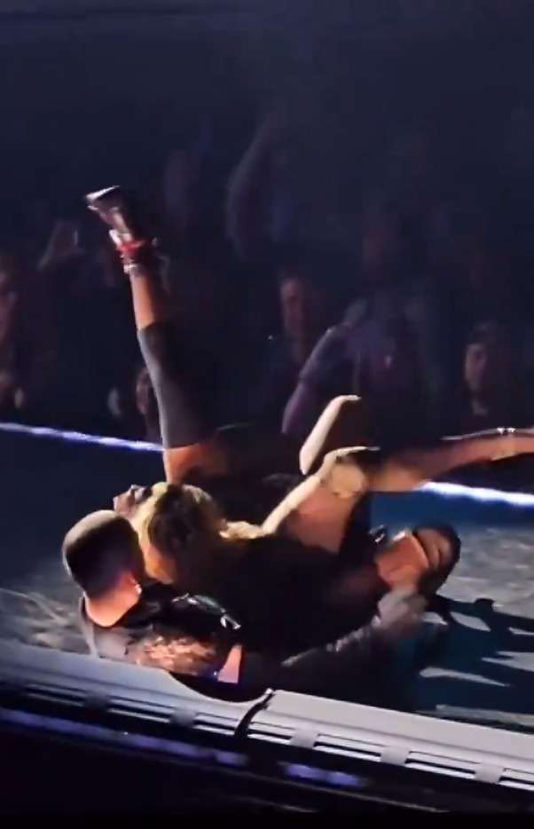 bailarín deja caer a Madonna en el escenario