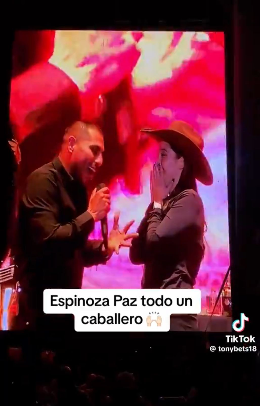 Espinoza Paz rechaza beso de fan