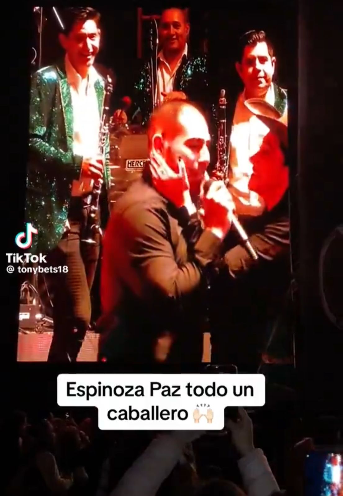 Fan intenta besar a Espinoza Paz