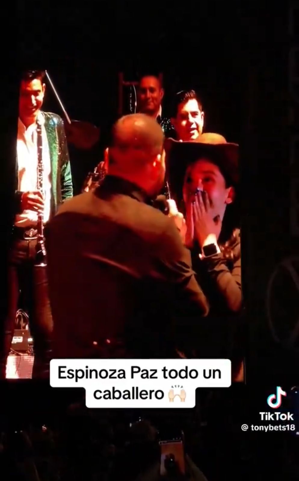 Fan intenta robar beso a Espinoza Paz
