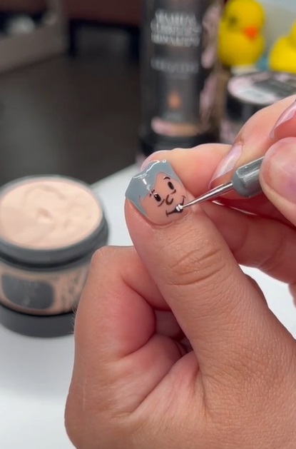 Mujer se hace viral por crear uñas de AMLO