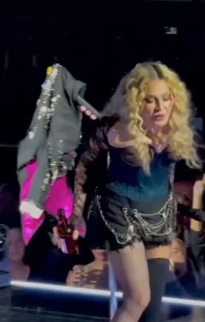 Madonna escupe a fans en concierto