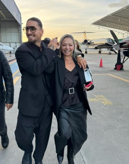 Maluma viaja a Colombia con su mamá