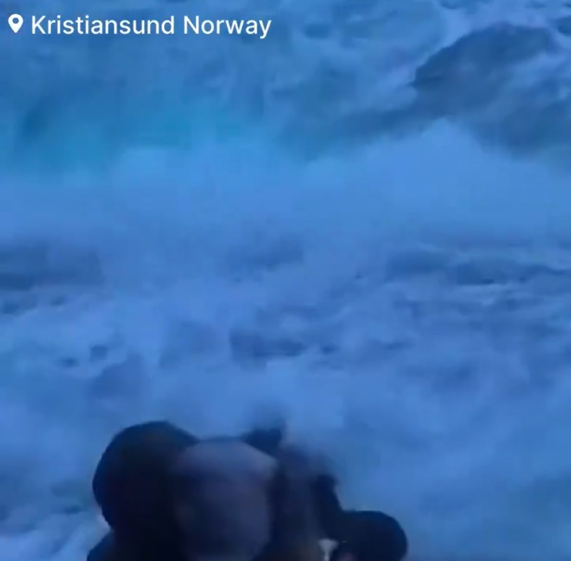 Reportero golpeado por pez en Noruega
