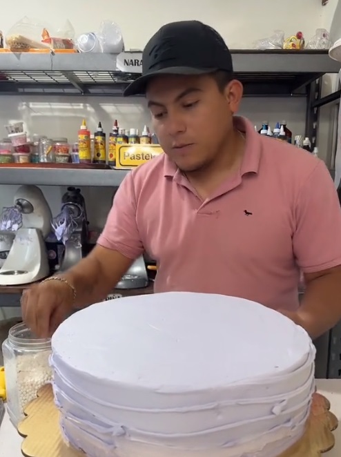 Repostero cobra 10 mil pesos por pastel