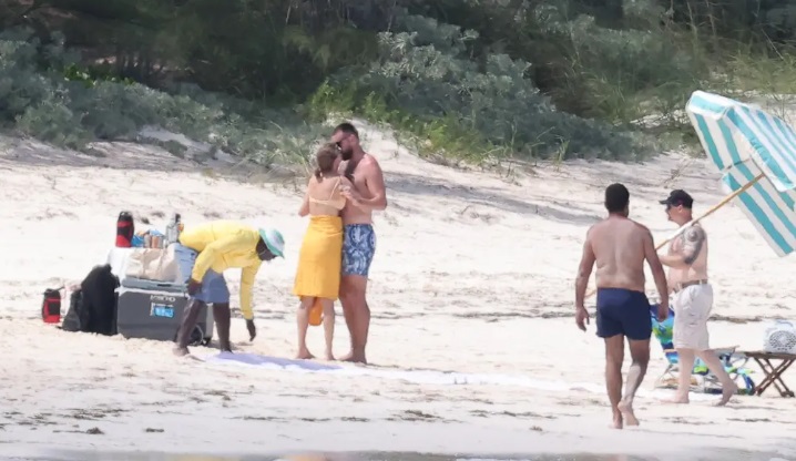 Taylor Swift besa a su novio en la playa