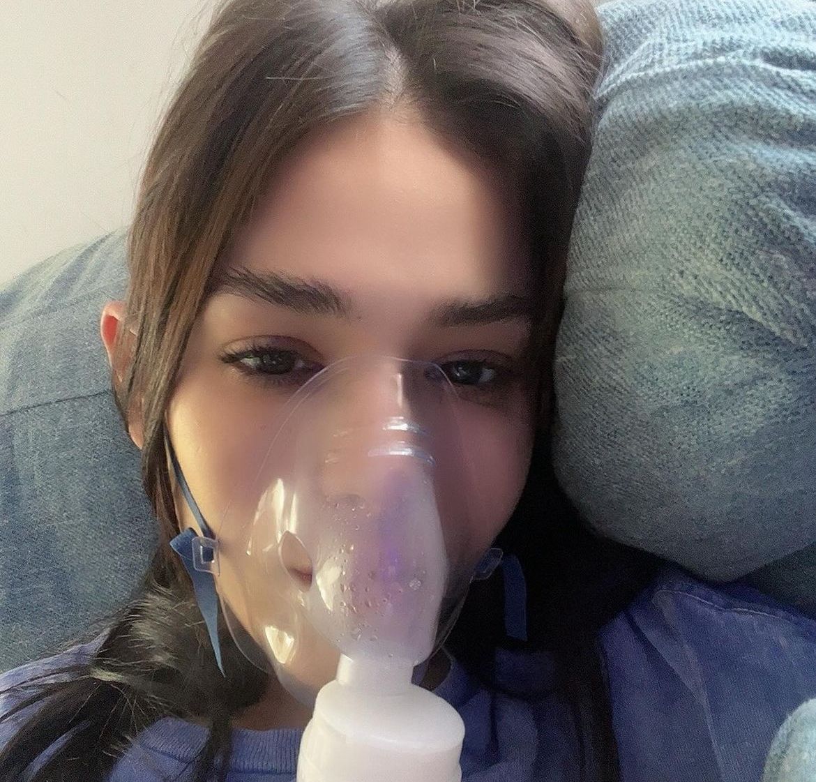 Danna Paola usa mascarilla de oxígeno