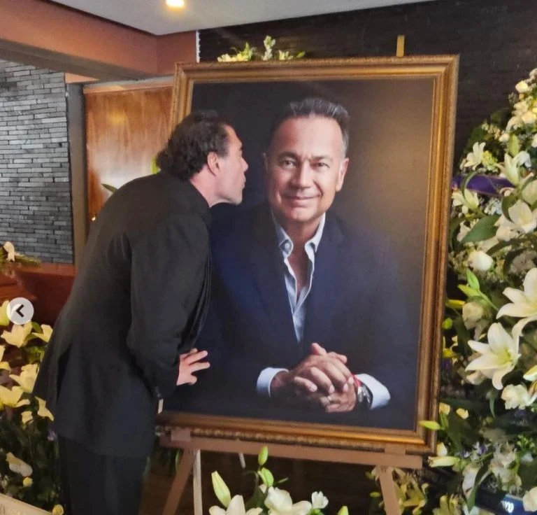 Famosos presumen su asistencia a funeral de Nicandro Díaz