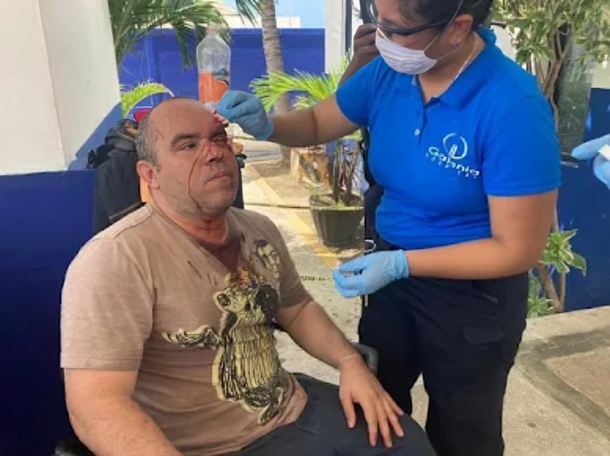 Livia Brito golpea a paparazzi en Cancún