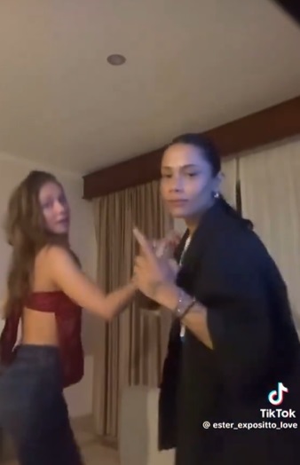 Nini Vélez baila con Ester Expósito