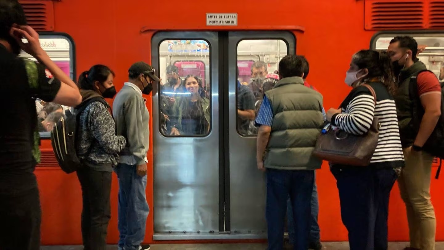 Policía auxiliar ayuda a usuario atascado en metro 
